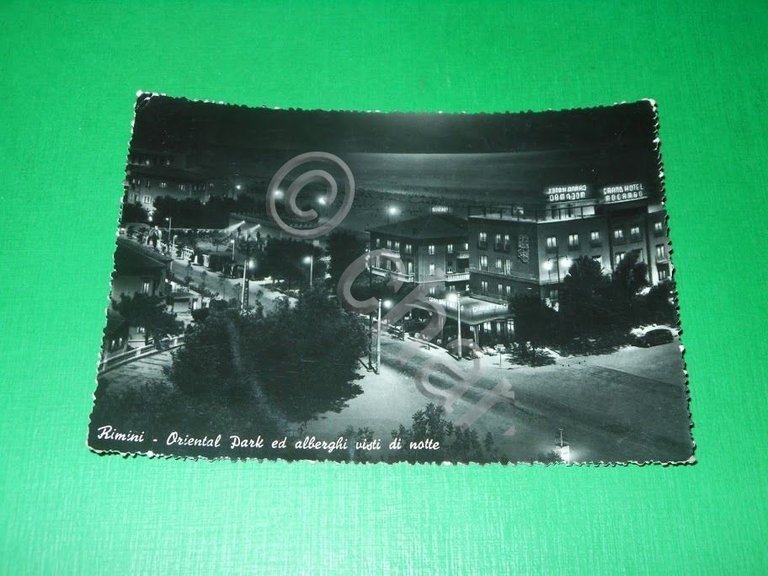 Cartolina Rimini - Oriental Park ed alberghi visti di notte …