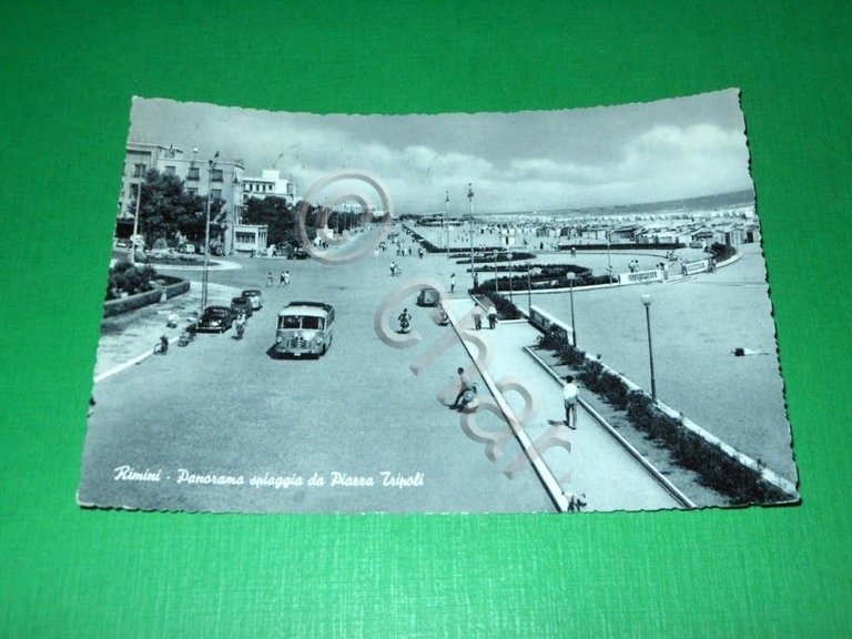 Cartolina Rimini - Panorama spiaggia da Piazza Tripoli 1961
