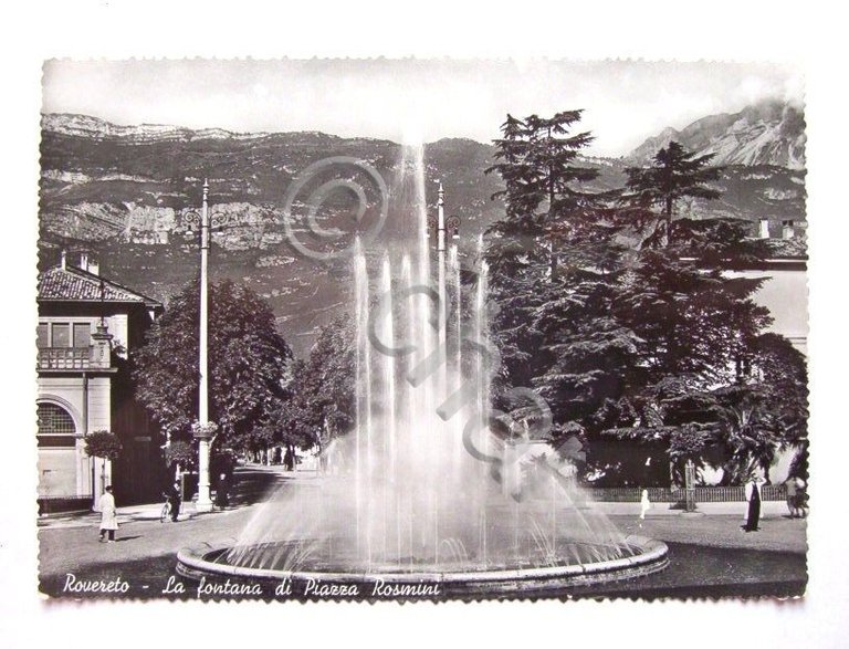 Cartolina Rovereto - La fontana di Piazza Rosmini 1957