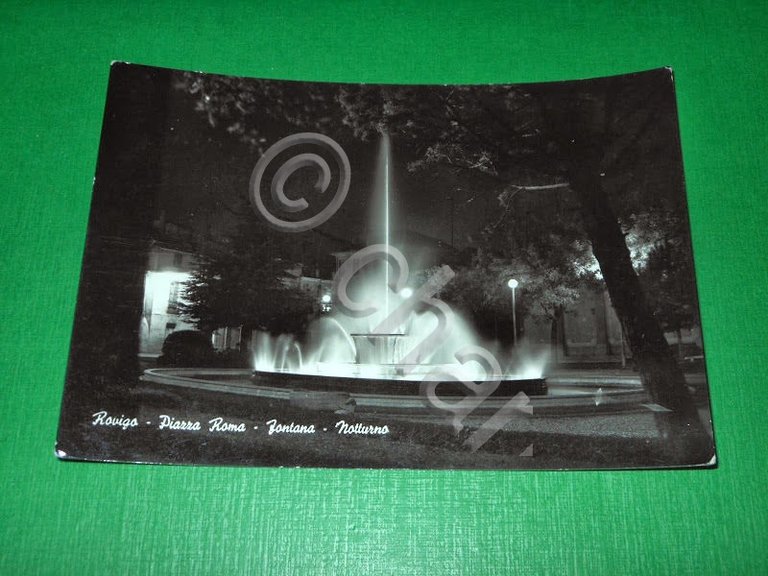 Cartolina Rovigo - Piazza Roma - Fontana ( notturno ) …
