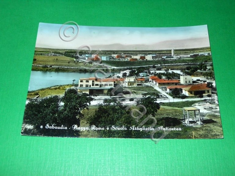 Cartolina Sabaudia - Piazza Roma e Scuola Artiglieria Antiaerea 1953.