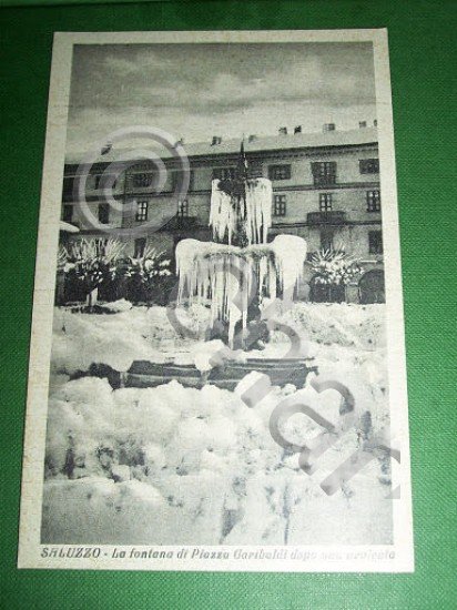 Cartolina Saluzzo (Cuneo) - La fontana di Piazza Garibaldi dopo …