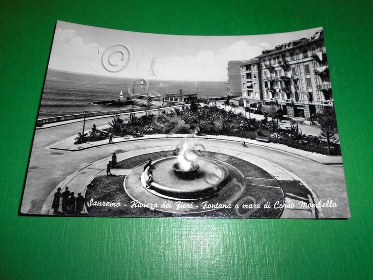 Cartolina Sanremo - Fontana a mare di Corso Mombello 1957.