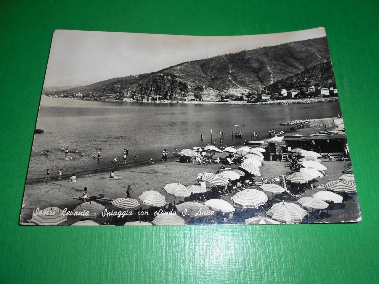 Cartolina Sestri Levante - Spiaggia con sfondo S. Anna 1951.