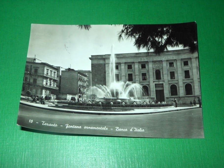 Cartolina Taranto - Fontana ornamentale - Banca d' Italia 1956.
