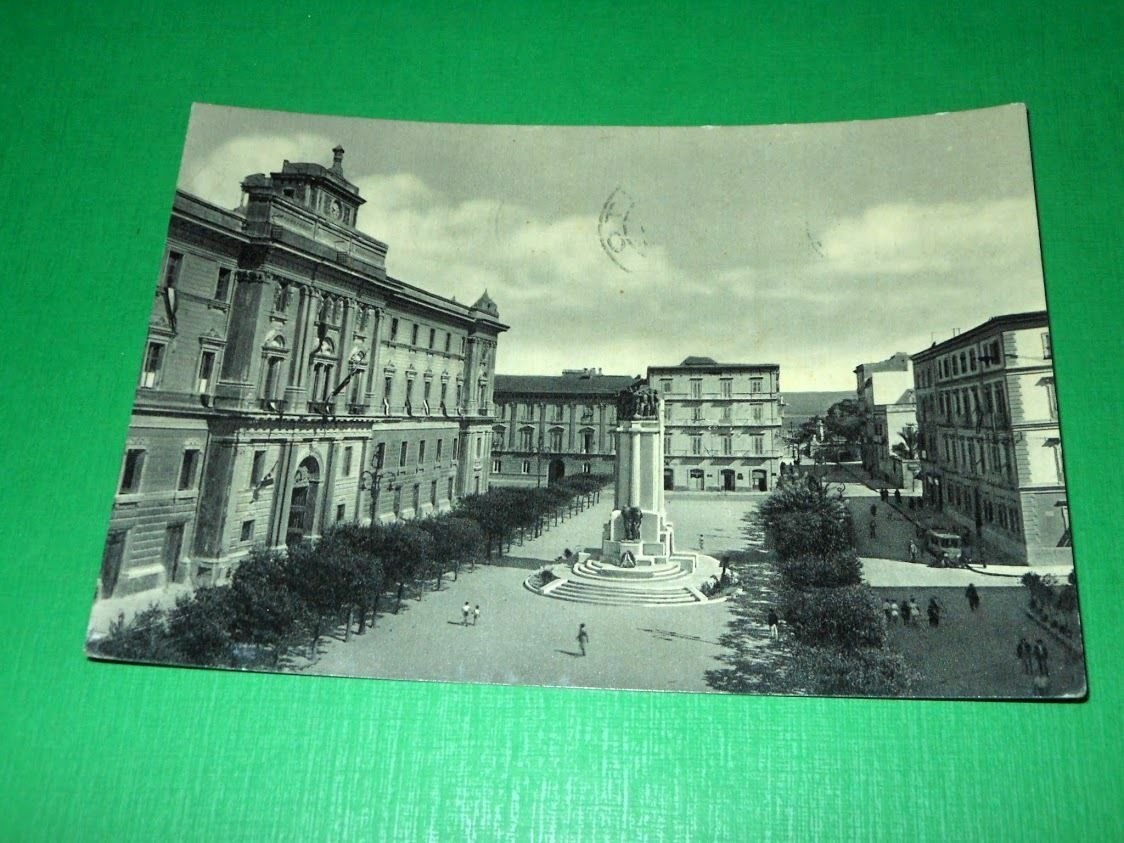 Cartolina Taranto - Piazza della Vittoria - Monumento ai Caduti …
