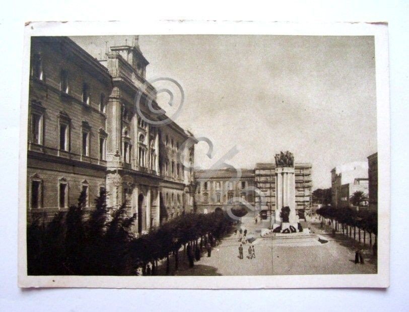 Cartolina Taranto - Piazza della Vittoria e Mon. 1946.