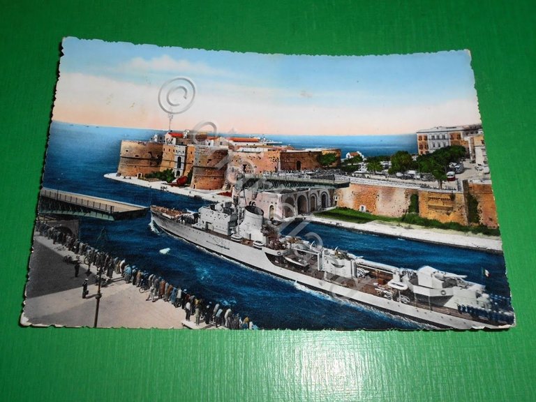 Cartolina Taranto - Ponte Girevole aperto con passaggio di nave …