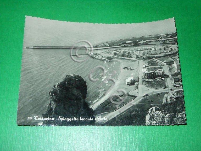 Cartolina Terracina - Spiaggetta levante e Porto 1955