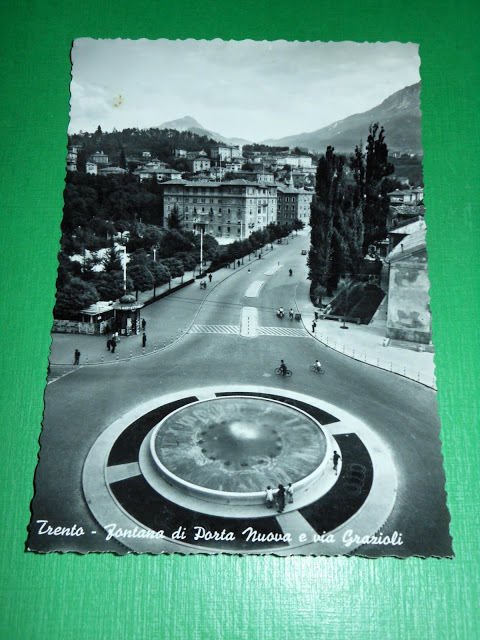 Cartolina Trento - Fontana di Porta Nuova e via Grazioli …