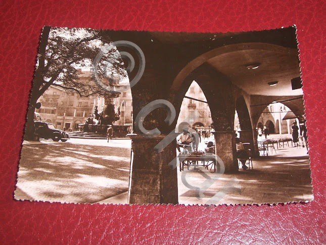 Cartolina Trento - Piazza Cesare Battisti - Portici 1957