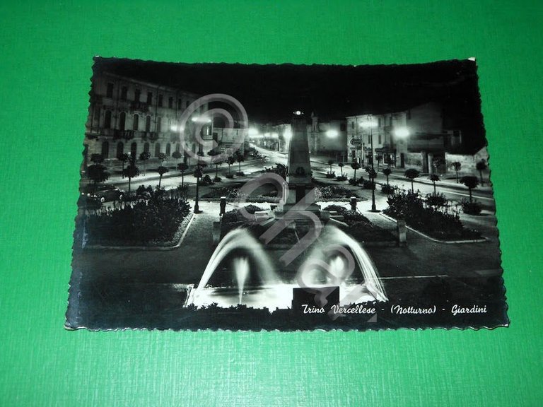 Cartolina Trino Vercellese - Giardini ( notturno ) 1958