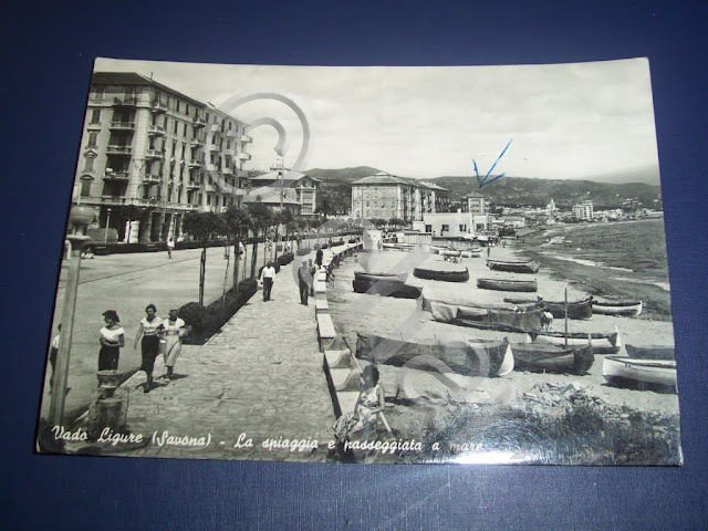 Cartolina Vado Ligure - La spiaggia e passeggiata a mare …