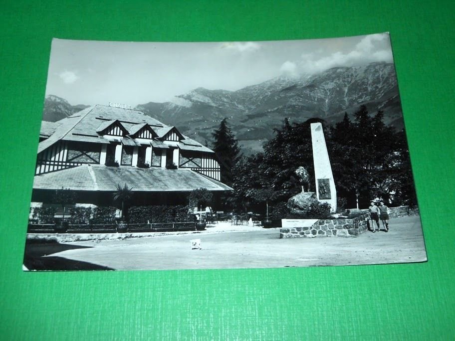 Cartolina Valsassina - BARZIO - Piazza Garibaldi 1954.