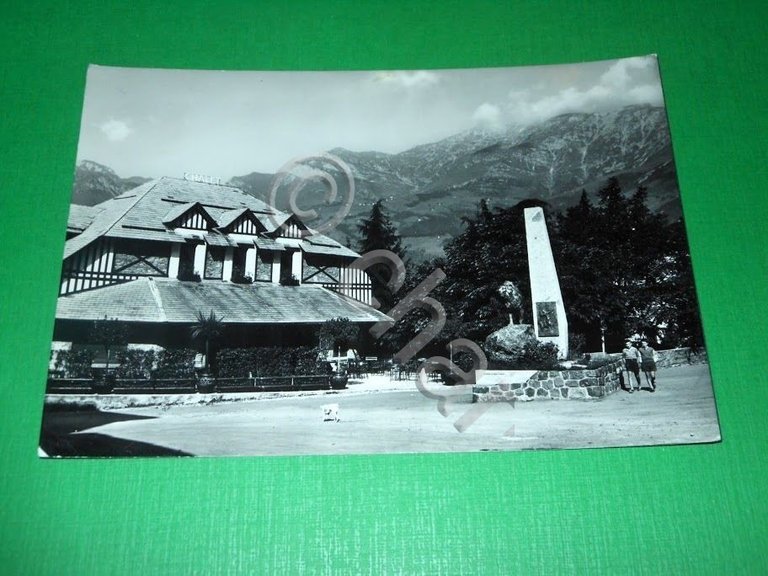 Cartolina Valsassina - BARZIO - Piazza Garibaldi 1954.