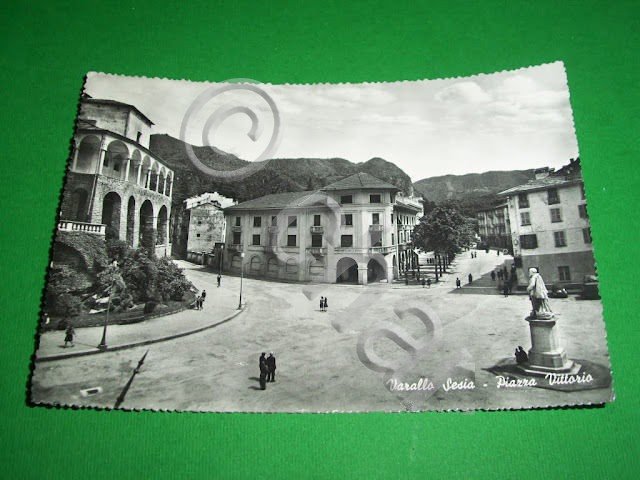 Cartolina Varallo Sesia ( Vercelli ) - Piazza Vittorio 1961.