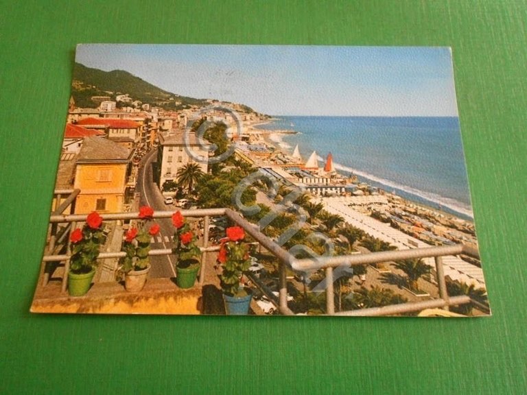Cartolina Varazze - Panorama e spiaggia 1962.