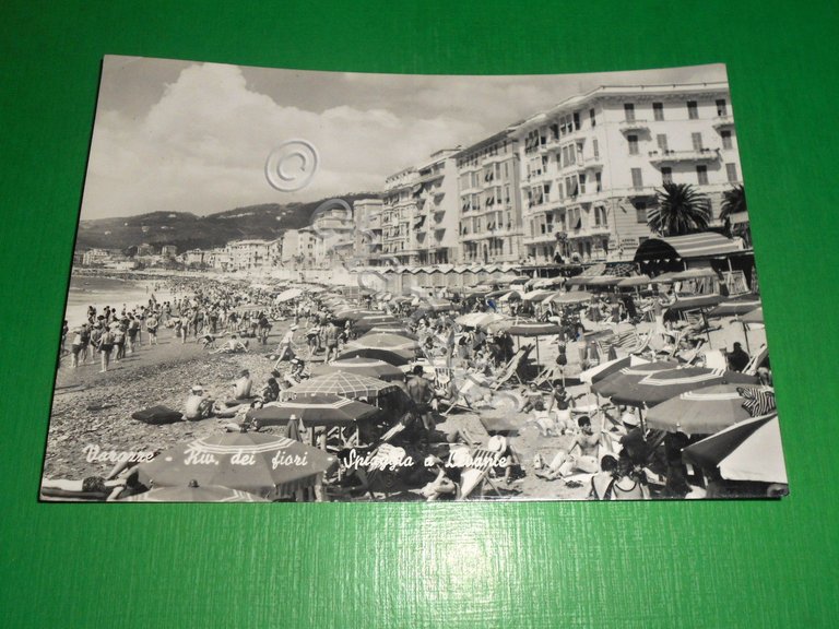 Cartolina Varazze - Spiaggia a levante 1964