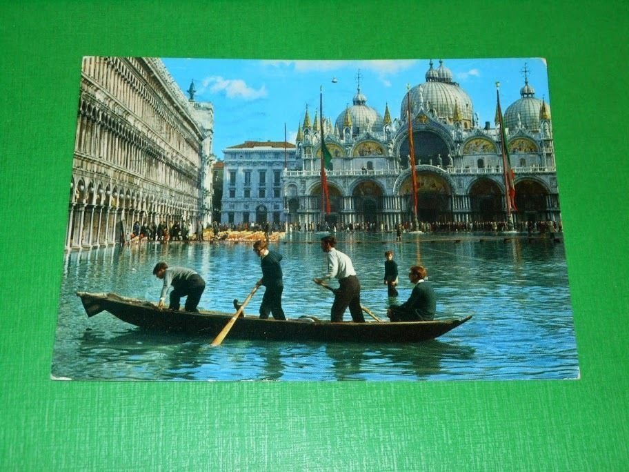 Cartolina Venezia - Alta marea in Piazza S. Marco 1968.