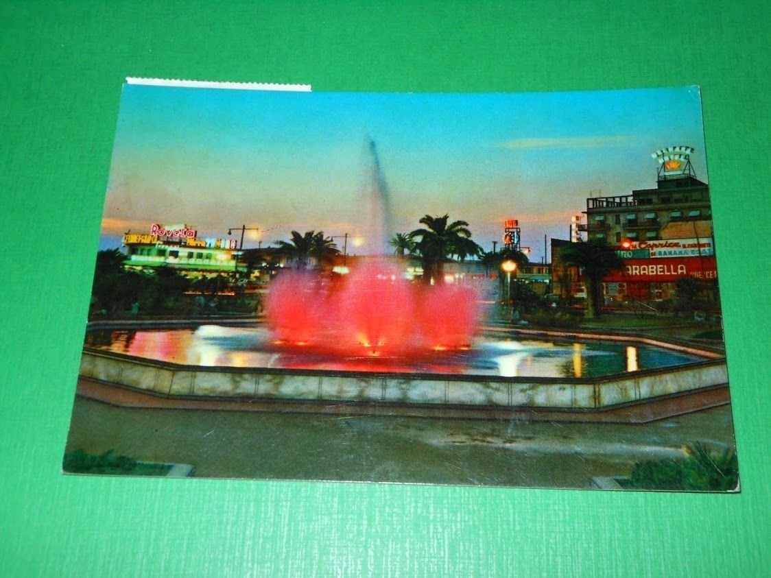 Cartolina Viareggio - Piazza Mazzini - Fontana luminosa 1979.