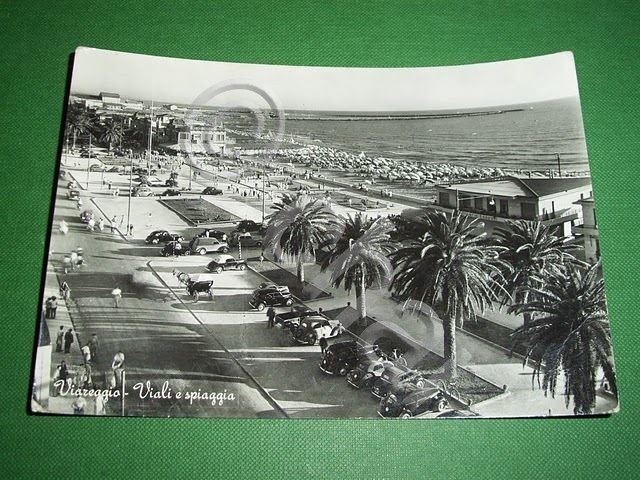 Cartolina Viareggio - Viali e spiaggia 1960