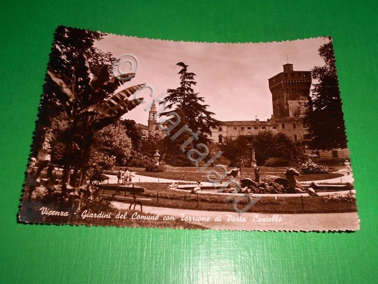 Cartolina Vicenza - Giardini del Comune con Torrione di Porta …