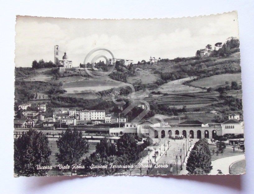 Cartolina Vicenza - Viale Roma e Stazione Ferrovie 1954.