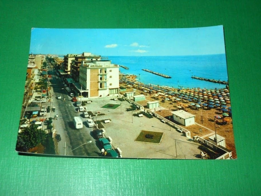Cartolina Viserba - Viale G. Dati e spiaggia 1971.