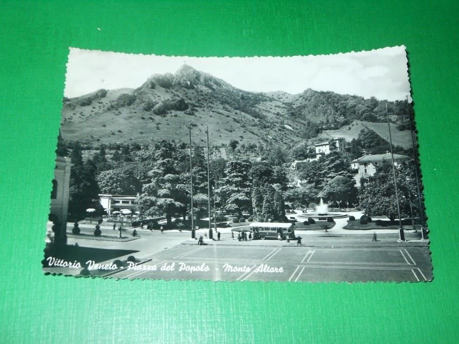 Cartolina Vittorio Veneto - Piazza del Popolo - Monte Altare …