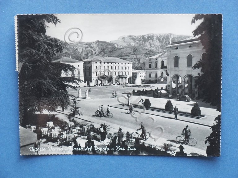 Cartolina Vittorio Veneto - Piazza del Popolo e Bar Lux …