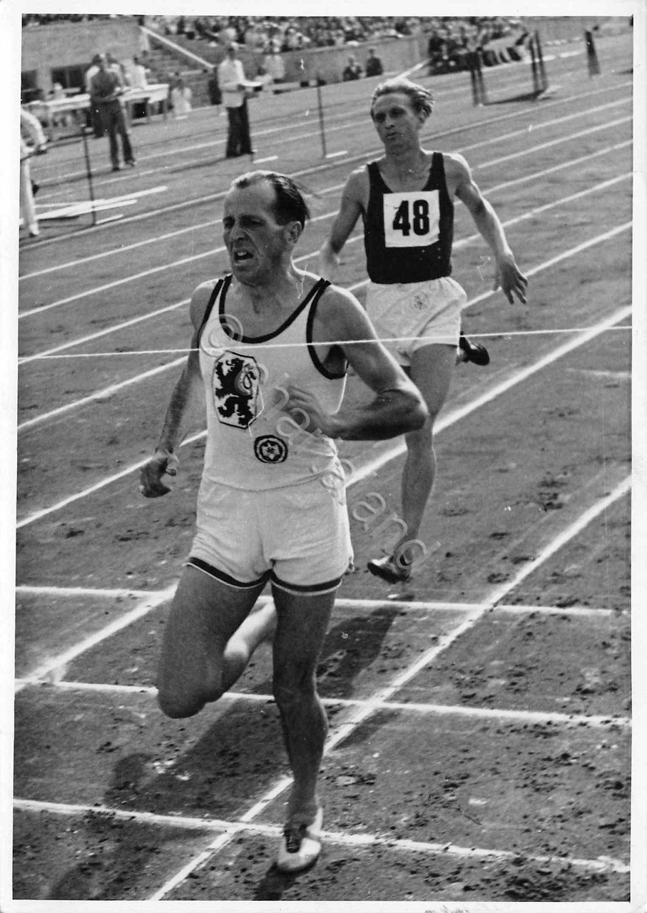 Foto Atletica Berlino Seibert batte Marosi al traguardo 1942