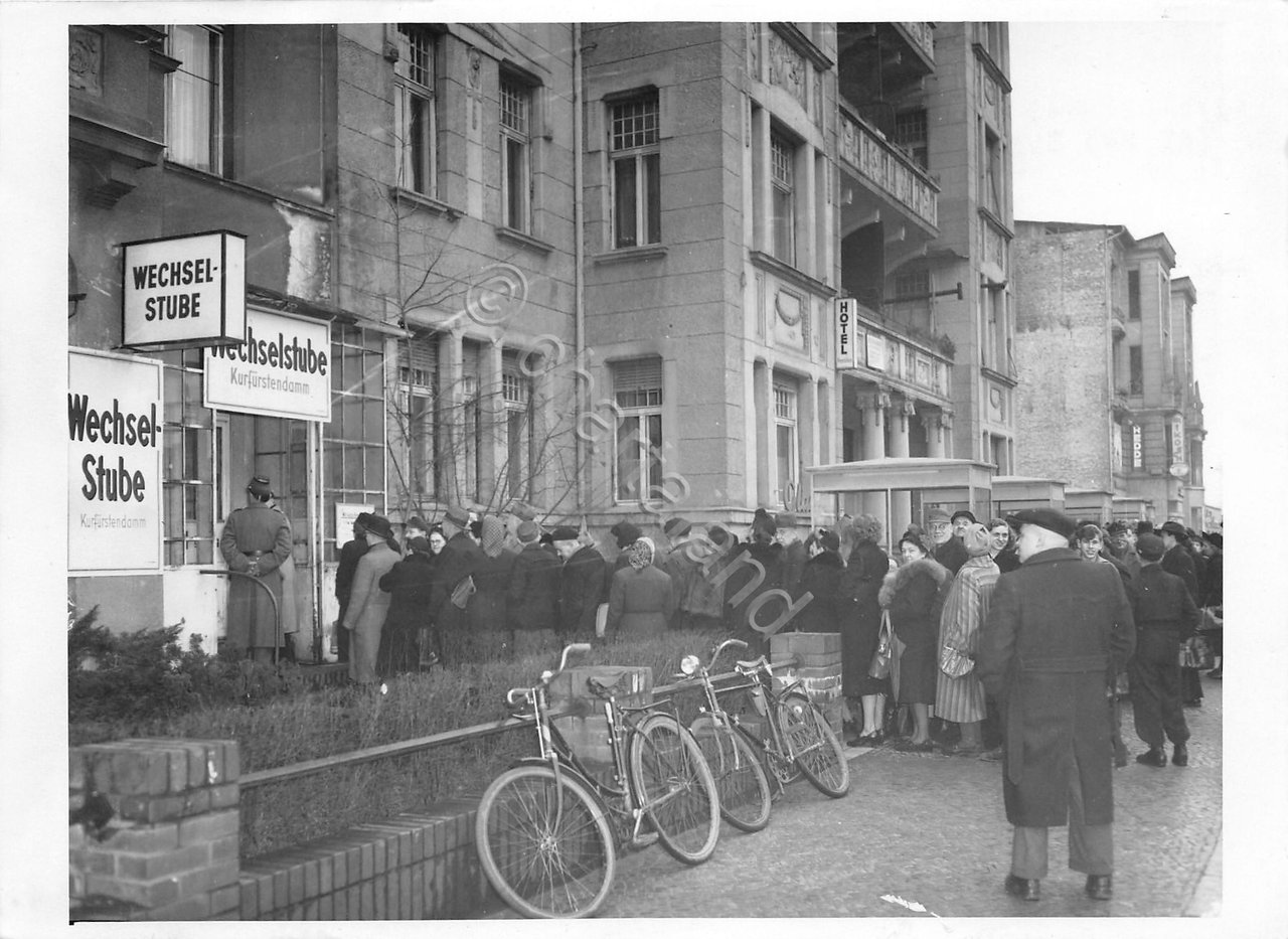 Foto Berlino coda cambio valuta dopo annuncio Banca Centrale Est- …