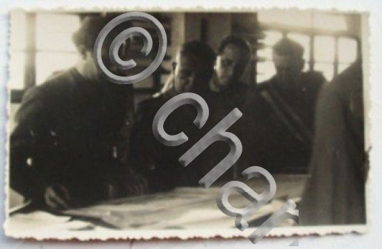 Foto Camice nere studiano strategia WWII