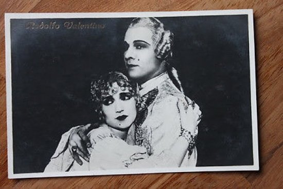 Foto cartolina cinema attore Rodolfo Valentino sul set anni '20