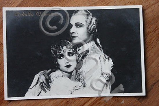 Foto cartolina cinema attore Rodolfo Valentino sul set anni '20