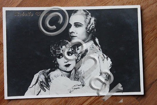 Foto cartolina cinema attore Rodolfo Valentino sul set anni '20