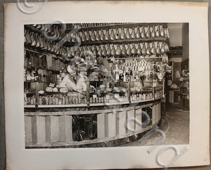 Foto d'epoca Ottolenghi interno negozio alimentari Torino 1938