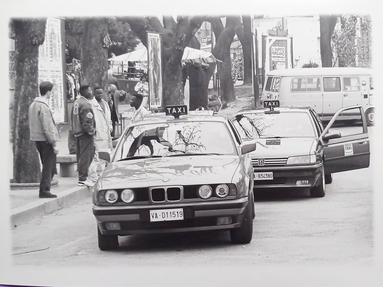 Foto di M. Totaro - Varese - Immigrati nel Piazzale della Stazione - Anni '90