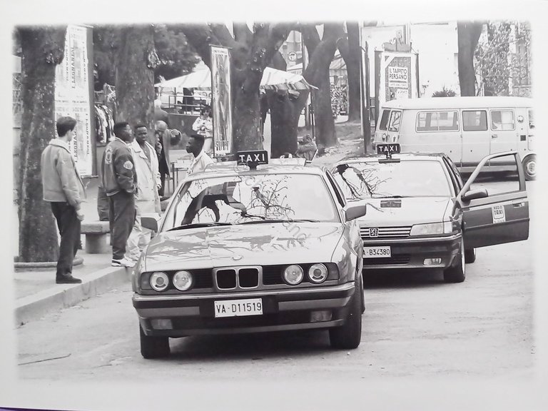 Foto di M. Totaro - Varese - Immigrati nel Piazzale …
