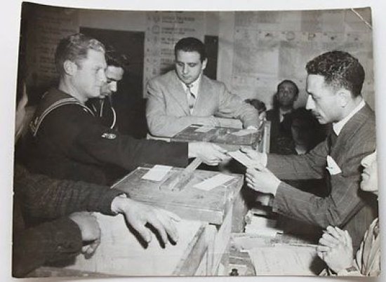 Foto Publifoto - Napoli Elezioni 1948 votazione di un marinaio