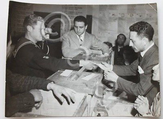 Foto Publifoto - Napoli Elezioni 1948 votazione di un marinaio