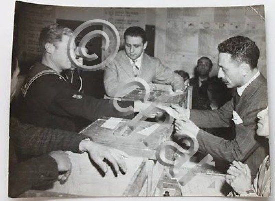 Foto Publifoto - Napoli Elezioni 1948 votazione di un marinaio