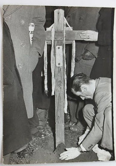 Foto Publifoto Milano Partigiano pianta croce per Angelo Squassi Stazione …