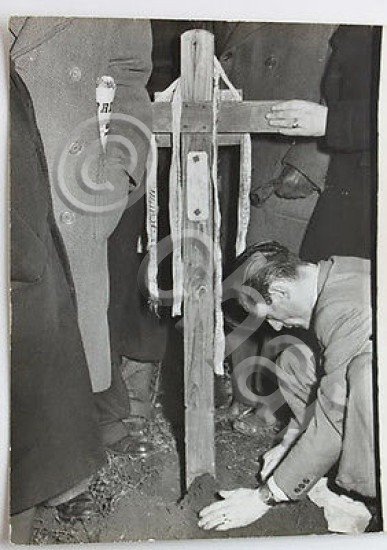 Foto Publifoto Milano Partigiano pianta croce per Angelo Squassi Stazione …