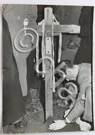 Foto Publifoto Milano Partigiano pianta croce per Angelo Squassi Stazione …