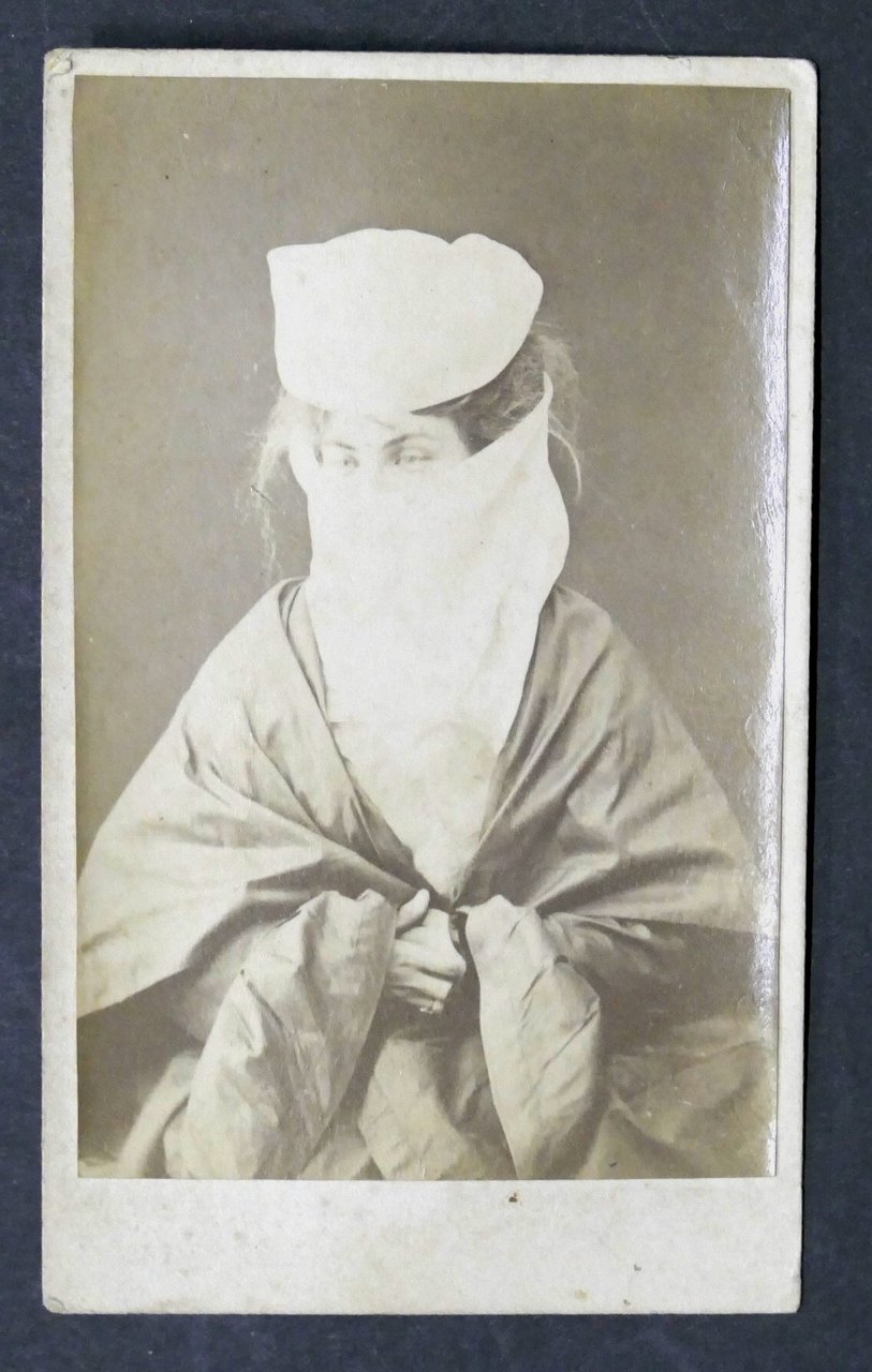 Fotografia albumina - Donna dell'alta borghesia di Costantinopoli - fine …