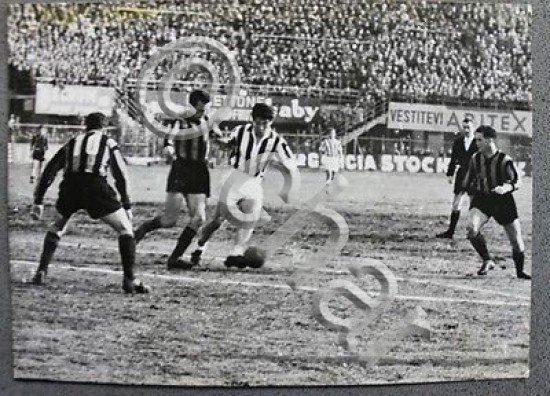 Fotografia Calcio Inter Juventus - dribbling Omar Sivori anni '60