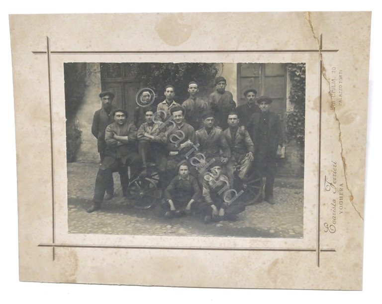 Fotografia d'epoca - Operai in pausa - Voghera - 1900 …