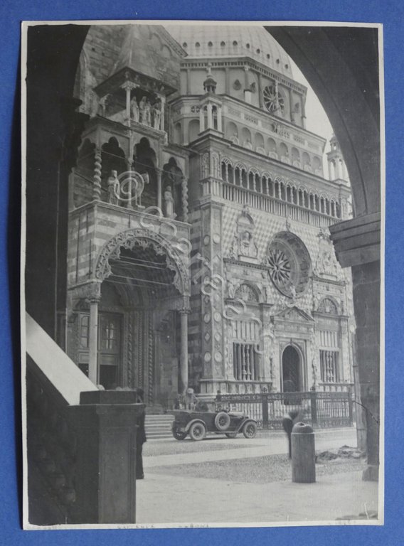 Fotografia d'epoca Bergamo - Cappella Colleoni - Facciata e automobile - 1920