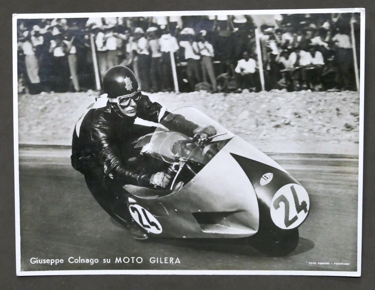 Fotografia del pilota motociclistico Giuseppe Colnago su moto Gilera - …